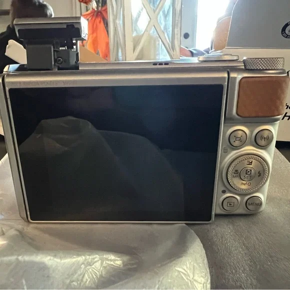 Canon SX740 HS Silver Digital Camera - Picture 9 of 16